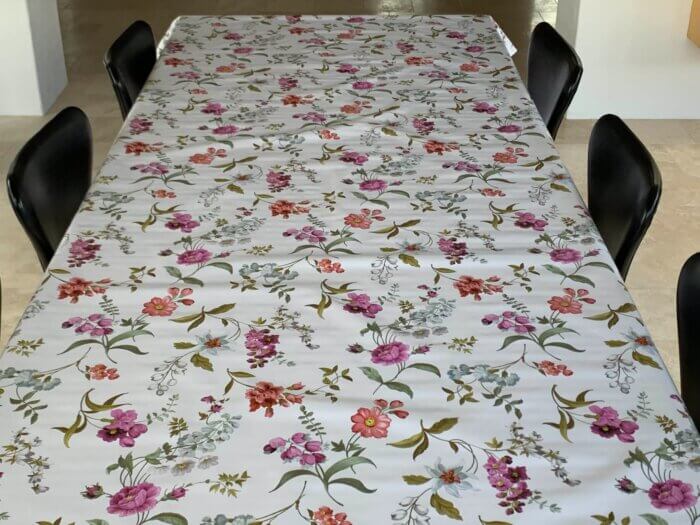 Voksdug - Lilla og hvide blomster