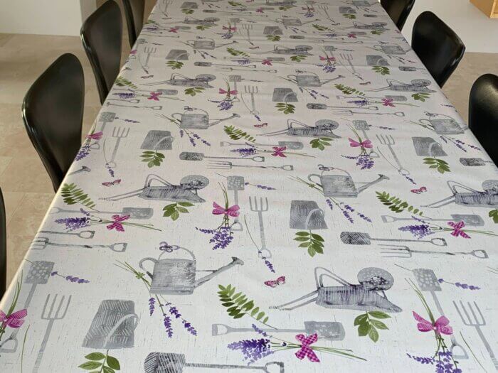 Voksdug m. haveredskaber og Lavendel i krukke