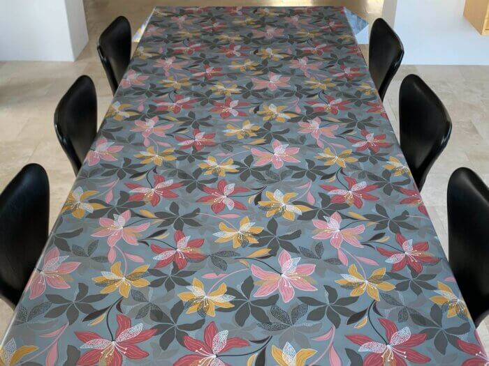 Voksdug - blågrå med røde, rosa, hvide og orange blomster